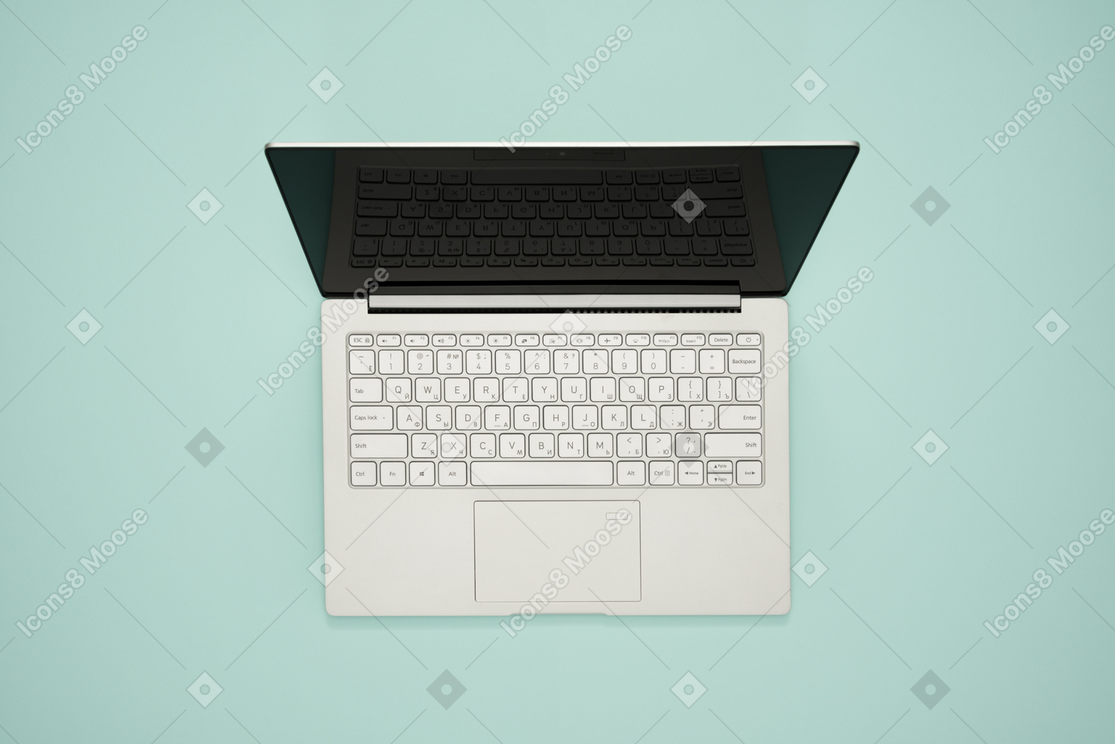 Ноутбук на бирюзовом фоне