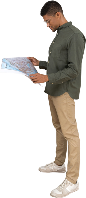 Vista lateral de un hombre examinando un mapa