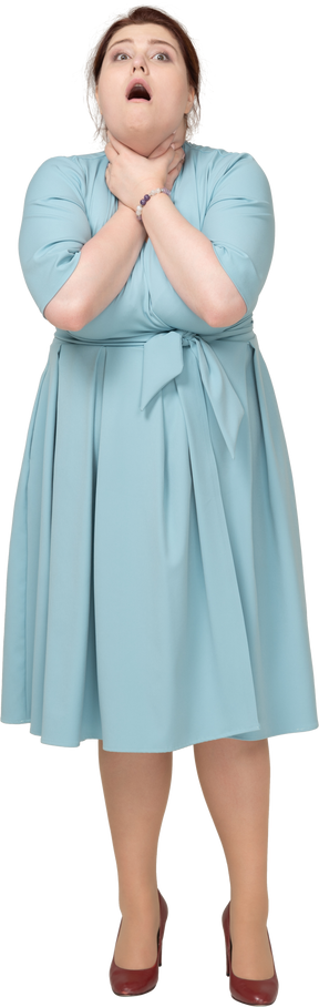 Vista frontal de uma mulher de vestido azul se chocando