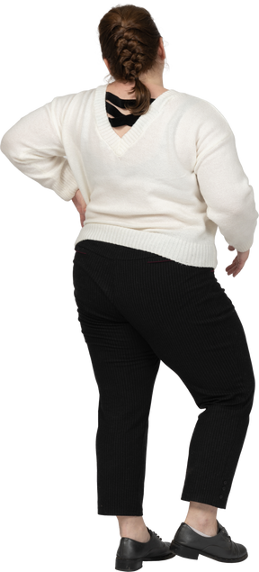 Vista posteriore di una donna grassoccia in abiti casual in posa