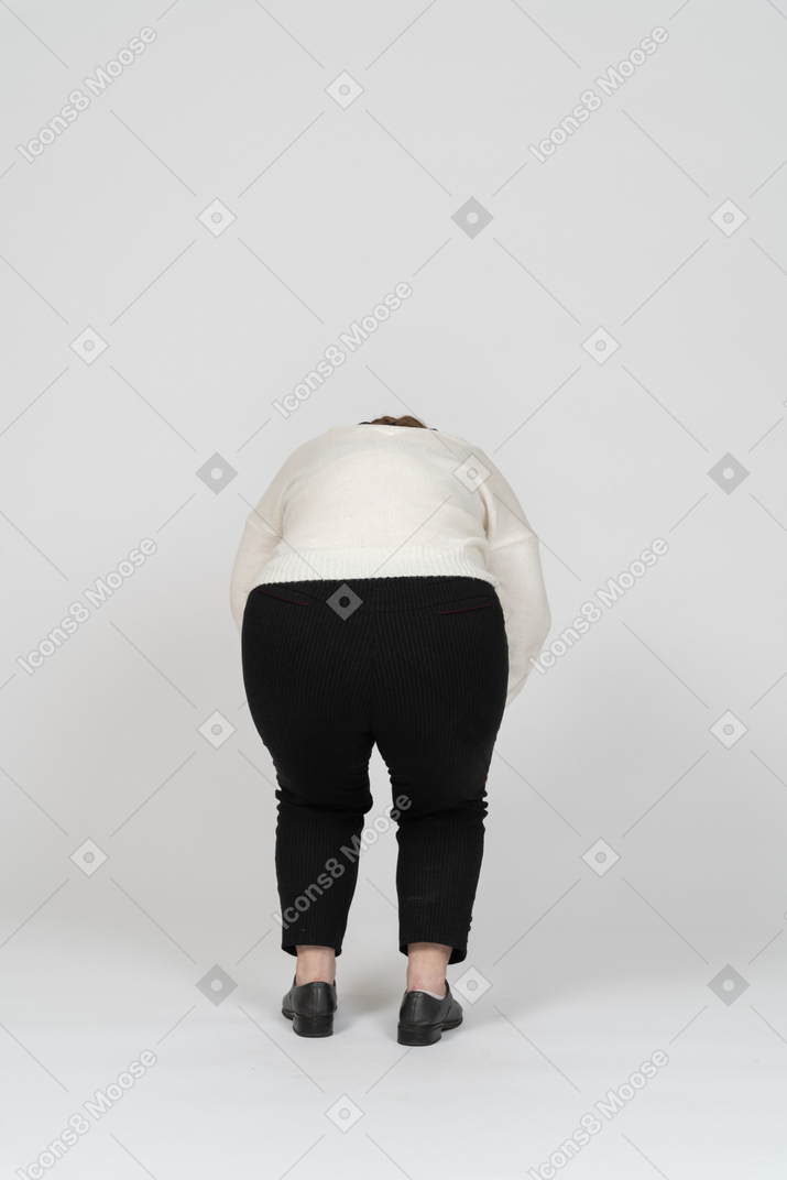 一个穿着白色毛衣的胖女人弯腰的后视图
