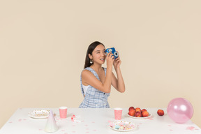 Joven mujer asiática celebrando cumpleaños y haciendo una foto