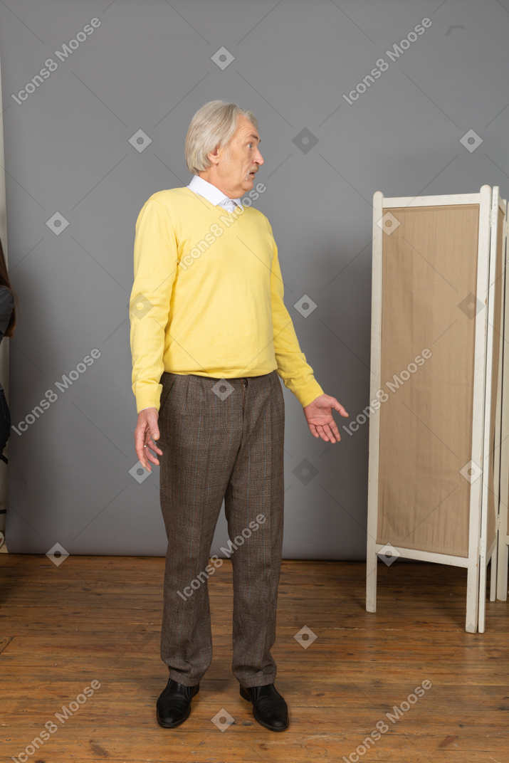 Vista frontal de un anciano interrogante dando la vuelta