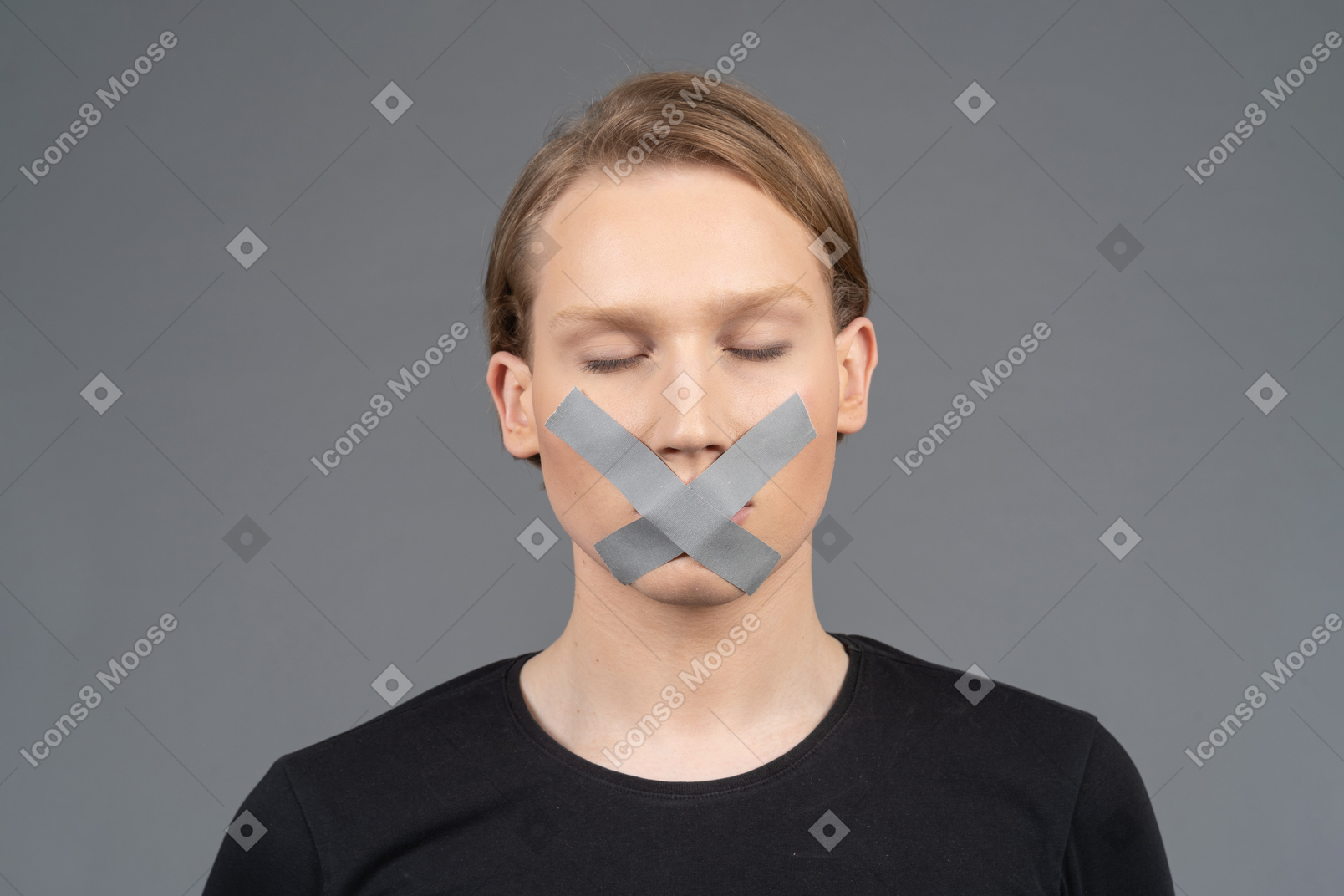 Pessoa com fita adesiva na boca e olhos fechados