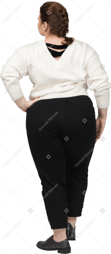 Femme taille plus en pull blanc posant