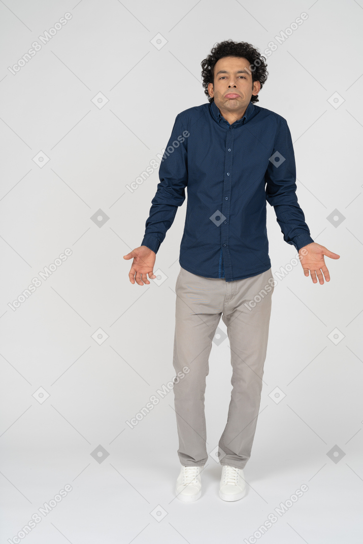 Vista frontal de un hombre impresionado en ropa casual gesticulando