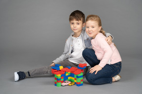 Enfants jouant lego