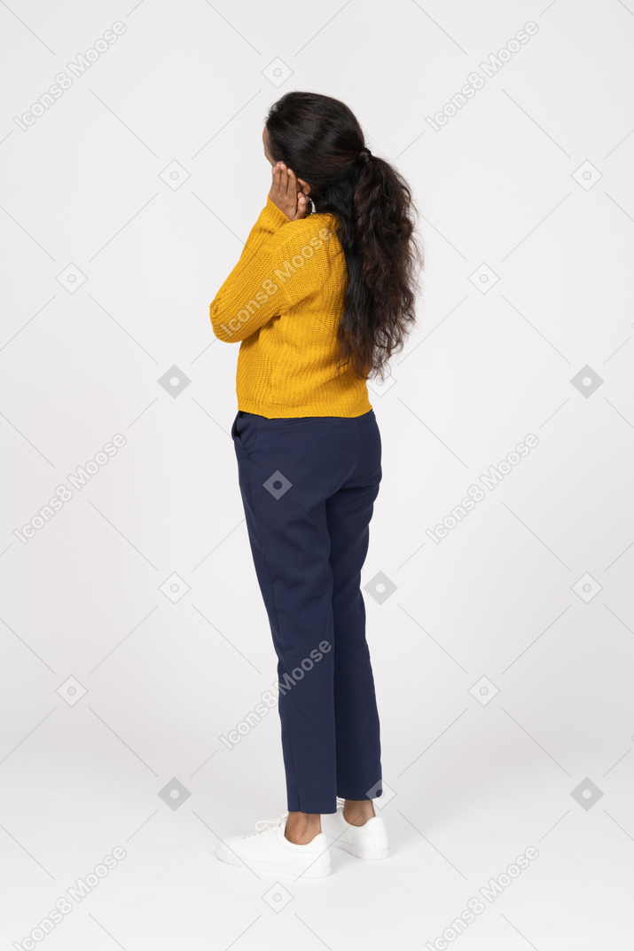 Vista lateral de uma menina sonolenta em roupas casuais