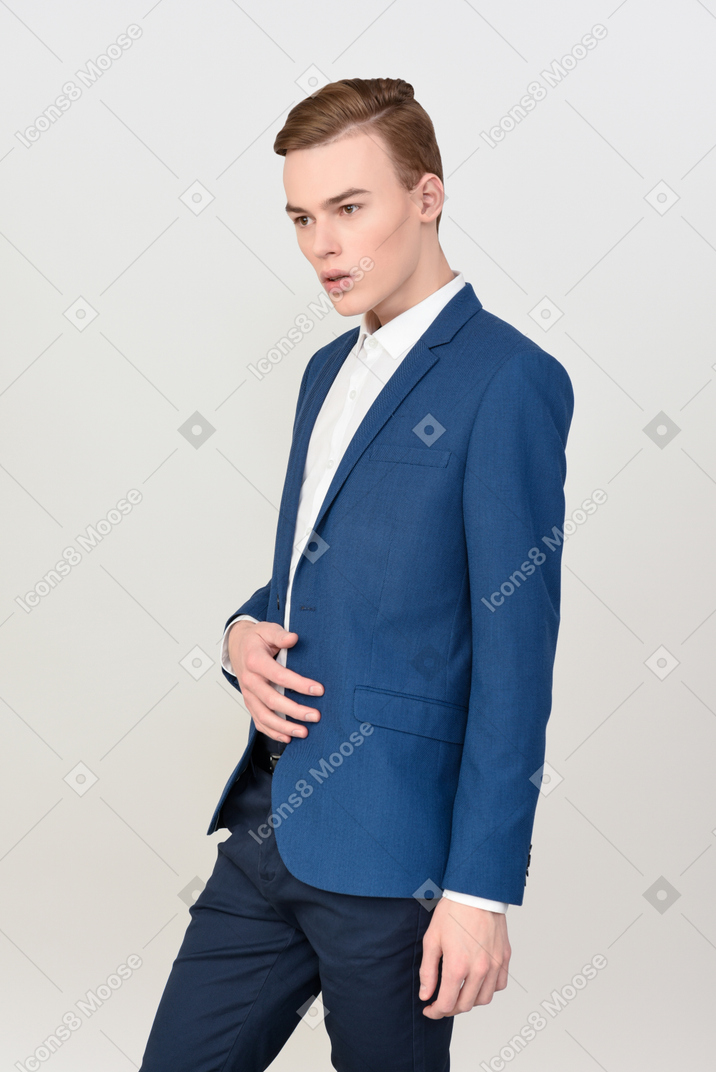 スーツでハンサムな若い男