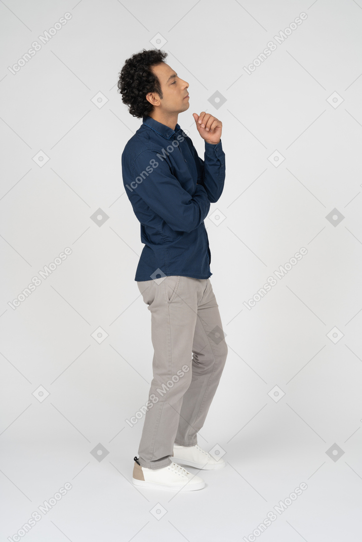 Vista lateral de um homem com roupas casuais pensando