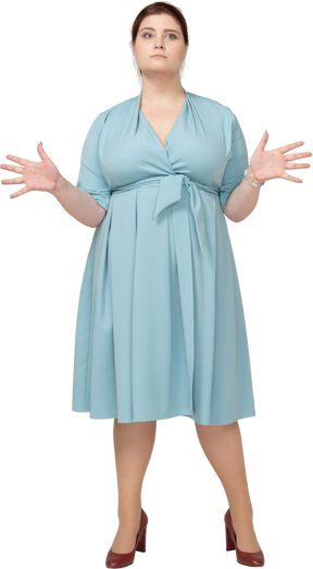 青いドレスを身振りで示す女性の正面図