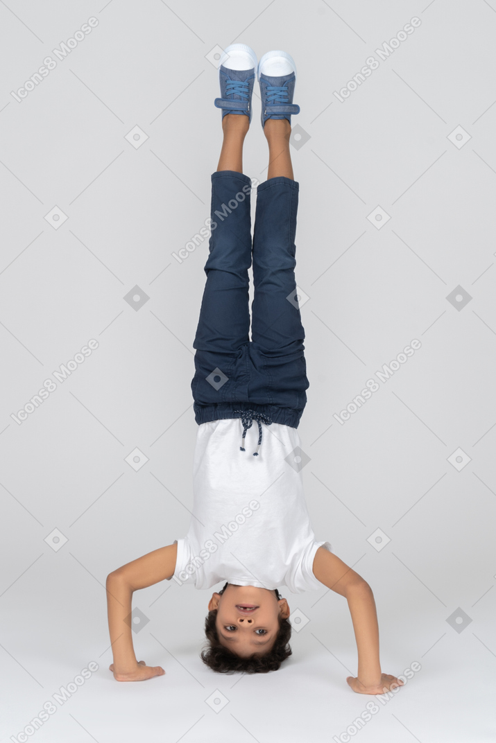 Un niño parado sobre su cabeza