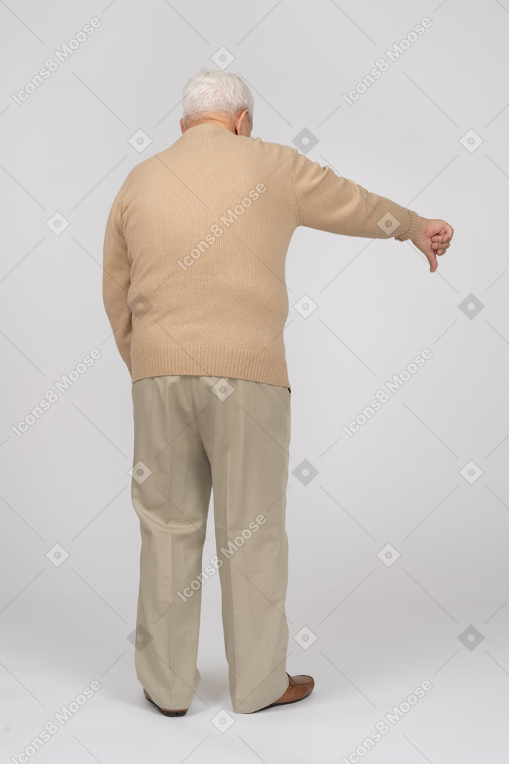 親指を下に見ているカジュアルな服を着た老人の背面図