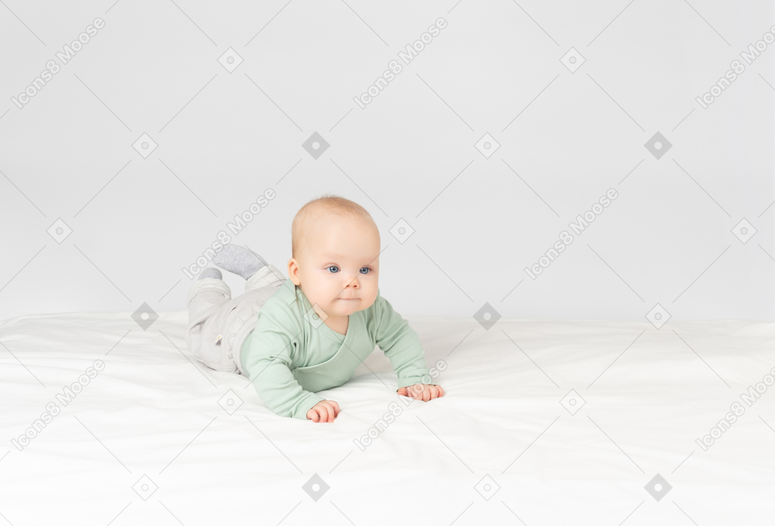 胃の上に横たわる女の赤ちゃん