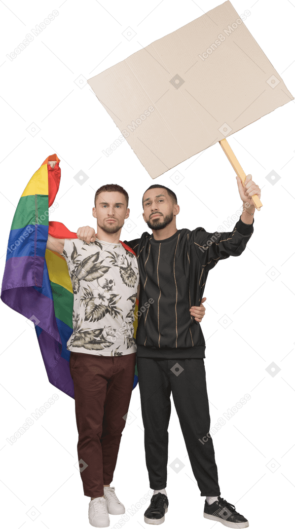 Due uomini in piedi insieme e in possesso di bandiera lgbt con poster in bianco