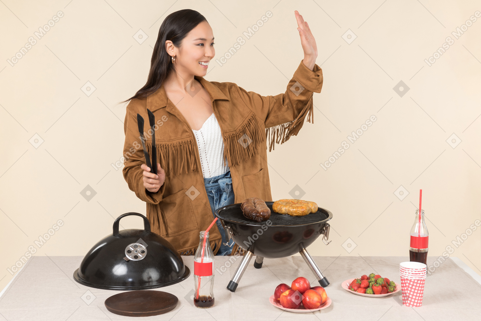 Jovem mulher asiática preparando churrasco e acenando com uma mão