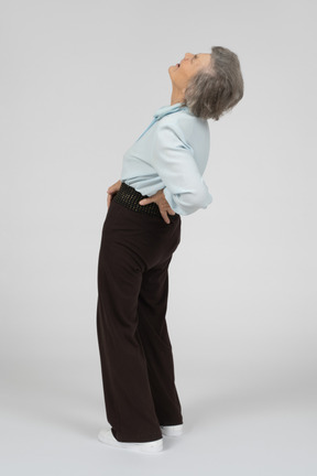 Пожилая женщина страдает от болей в спине