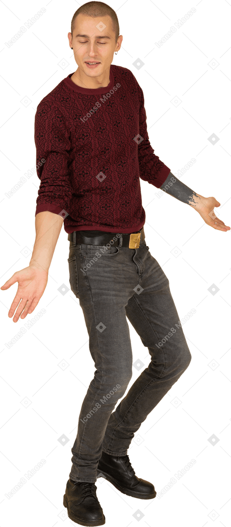 그의 다리와 팔이 널리 퍼진 빨간 스웨터를 입은 젊은 남자의 3/4보기