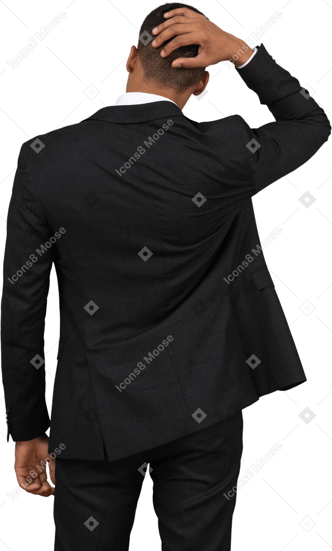 黒のスーツを着た若い男の背面図