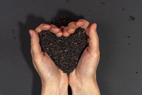 Punhado de arroz preto em forma de coração