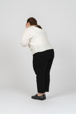 Vista lateral de uma mulher plus size com roupas casuais