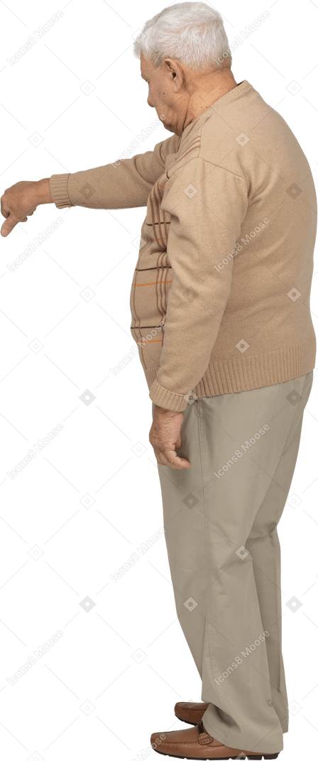Vue latérale d'un vieil homme en vêtements décontractés montrant le pouce vers le bas