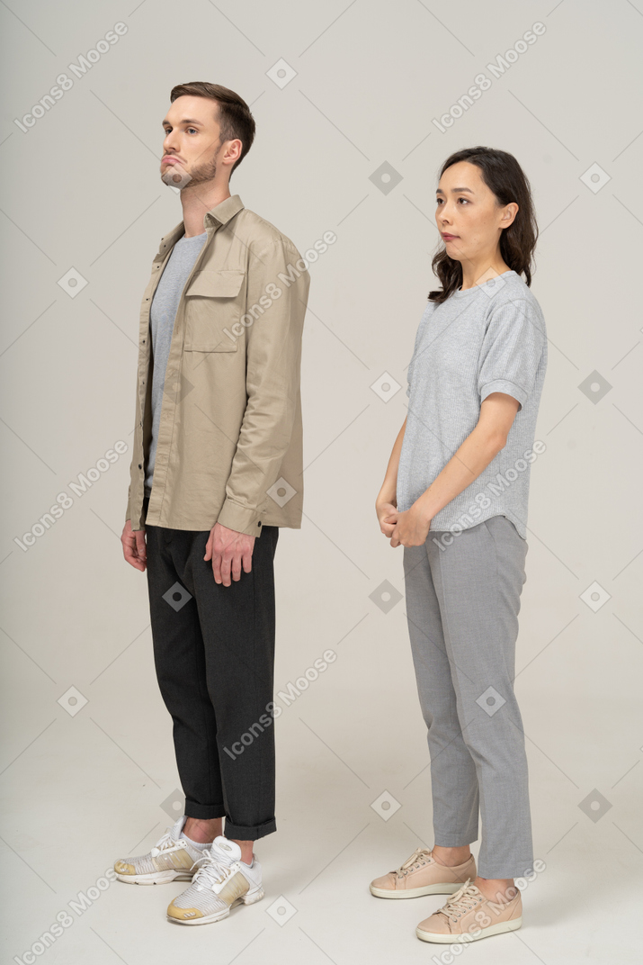 Vista de tres cuartos de una pareja joven de pie