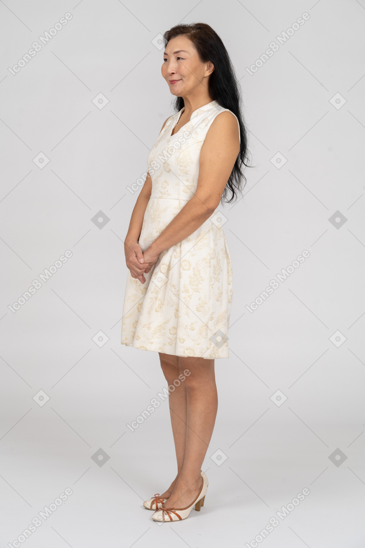 Femme en robe blanche debout