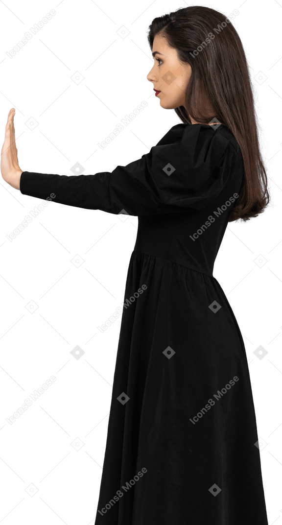 一件黑色连衣裙的拒绝一位年轻女士的侧视图