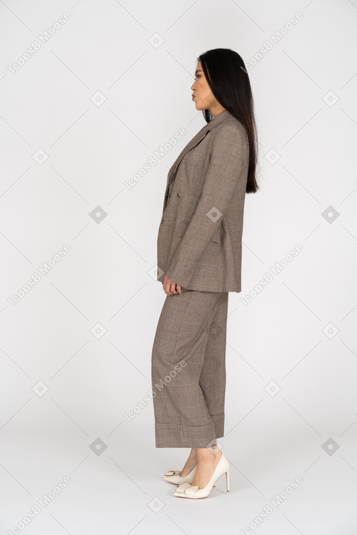 茶色のビジネススーツでふくれっ面の若い女性の側面図