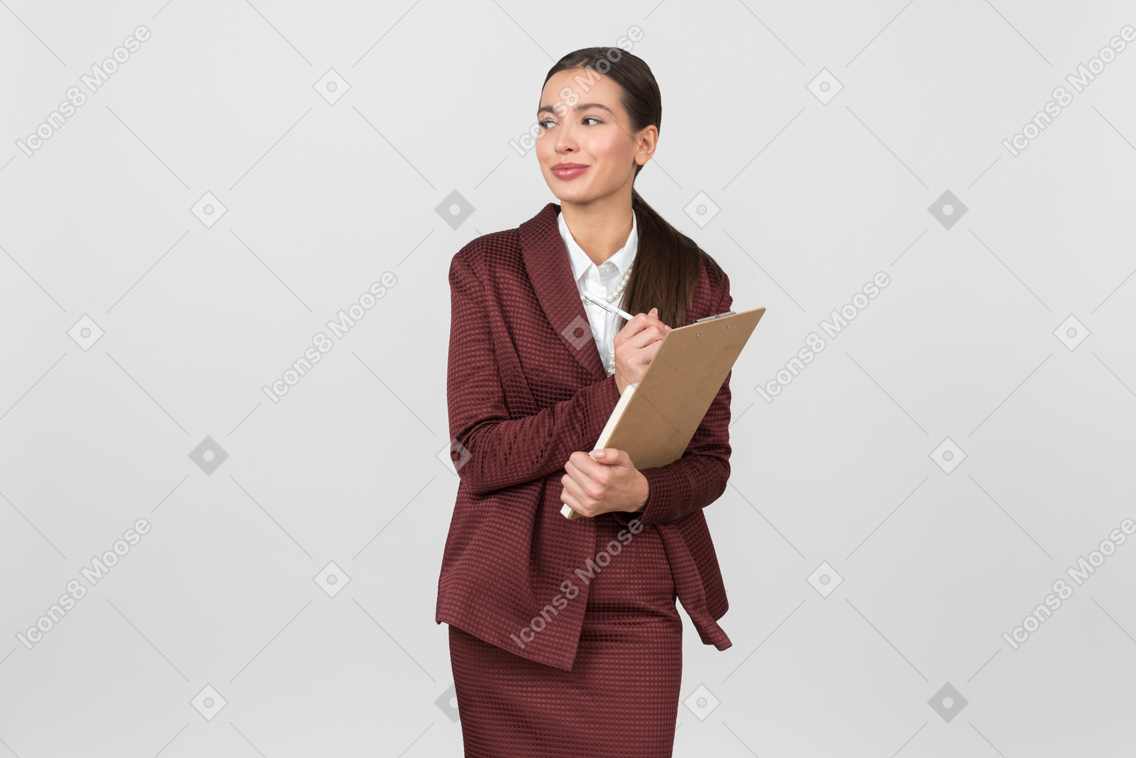 Atractiva mujer vestida formalmente tomando notas en un portapapeles.