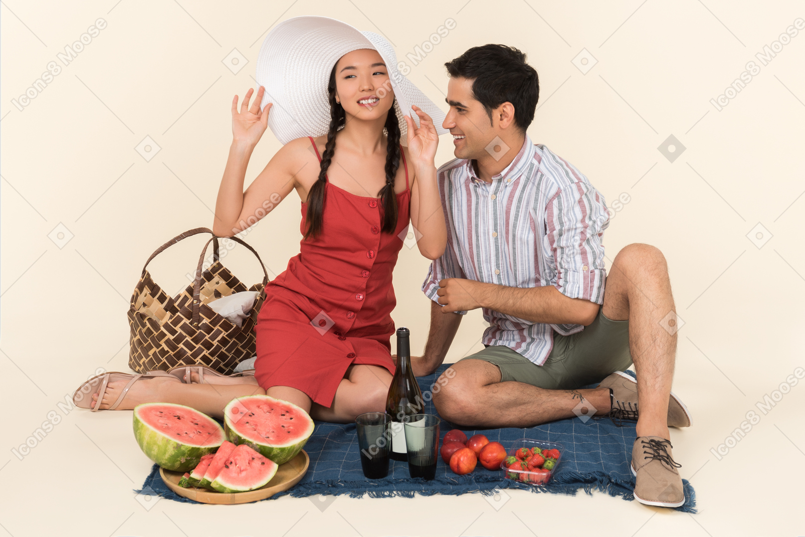 Sonriente joven pareja interracial haciendo picnic
