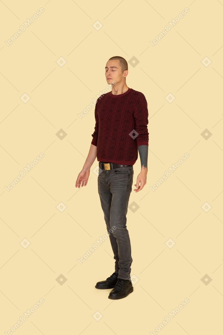 Vista di tre quarti di un giovane uomo con un maglione rosso che allarga le mani