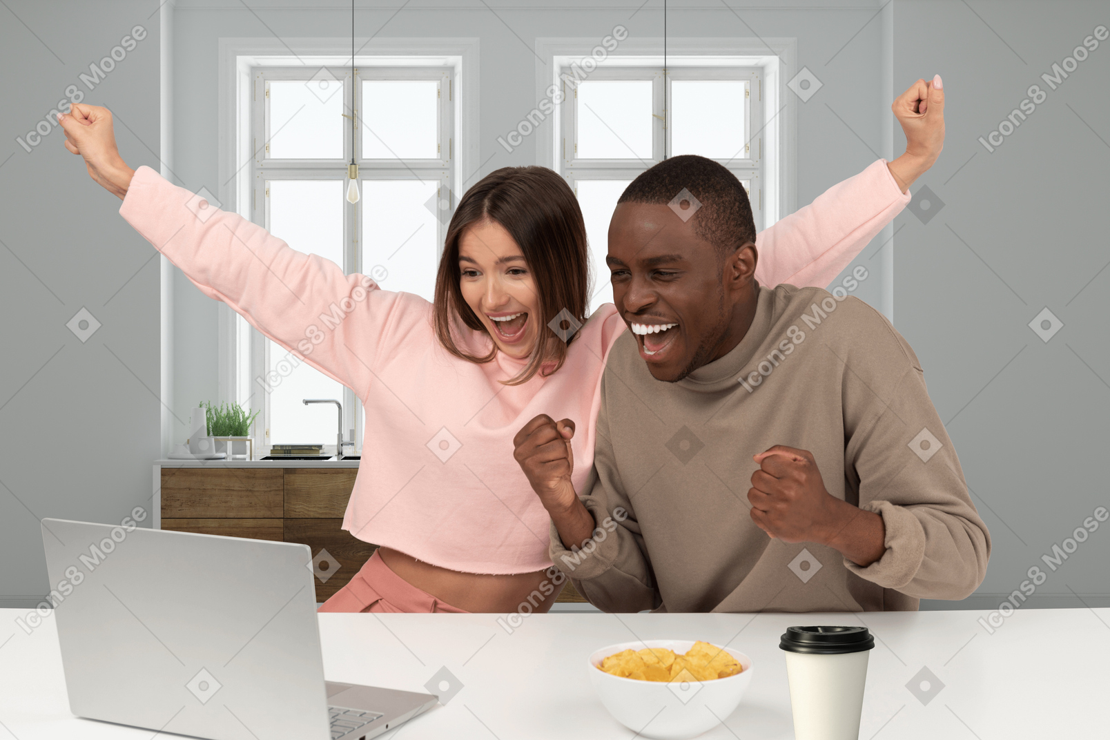 ノートパソコンの画面を見て興奮している若いカップル
