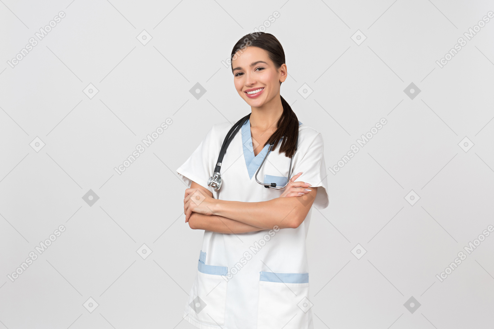 그녀의 손으로 서 웃는 젊은 여성 의사 넘어
