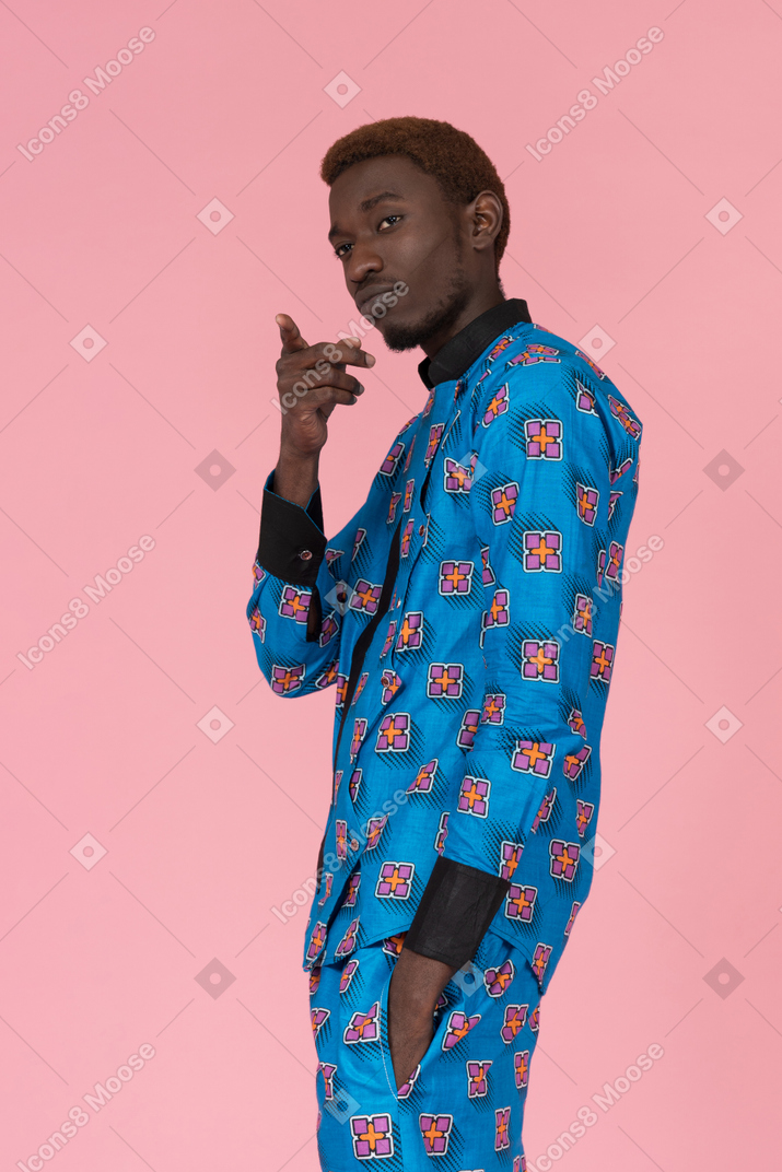 Черный мужчина в синей пижаме указывая
