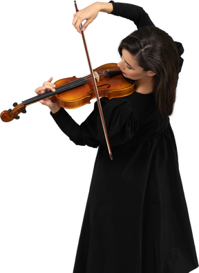 Primer plano, de, un, joven, alegre, dama, en, vestido negro, tocar el violín