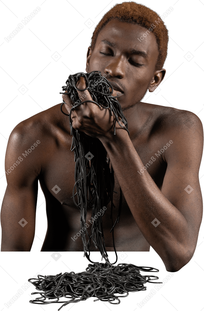 Vista frontal de um jovem afro segurando uma braçada de macarrão
