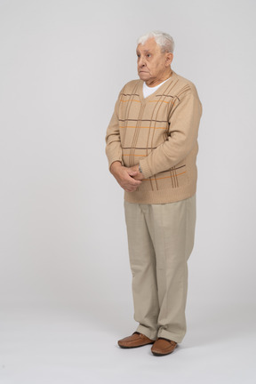 Vista frontal de un anciano impresionado con ropa informal