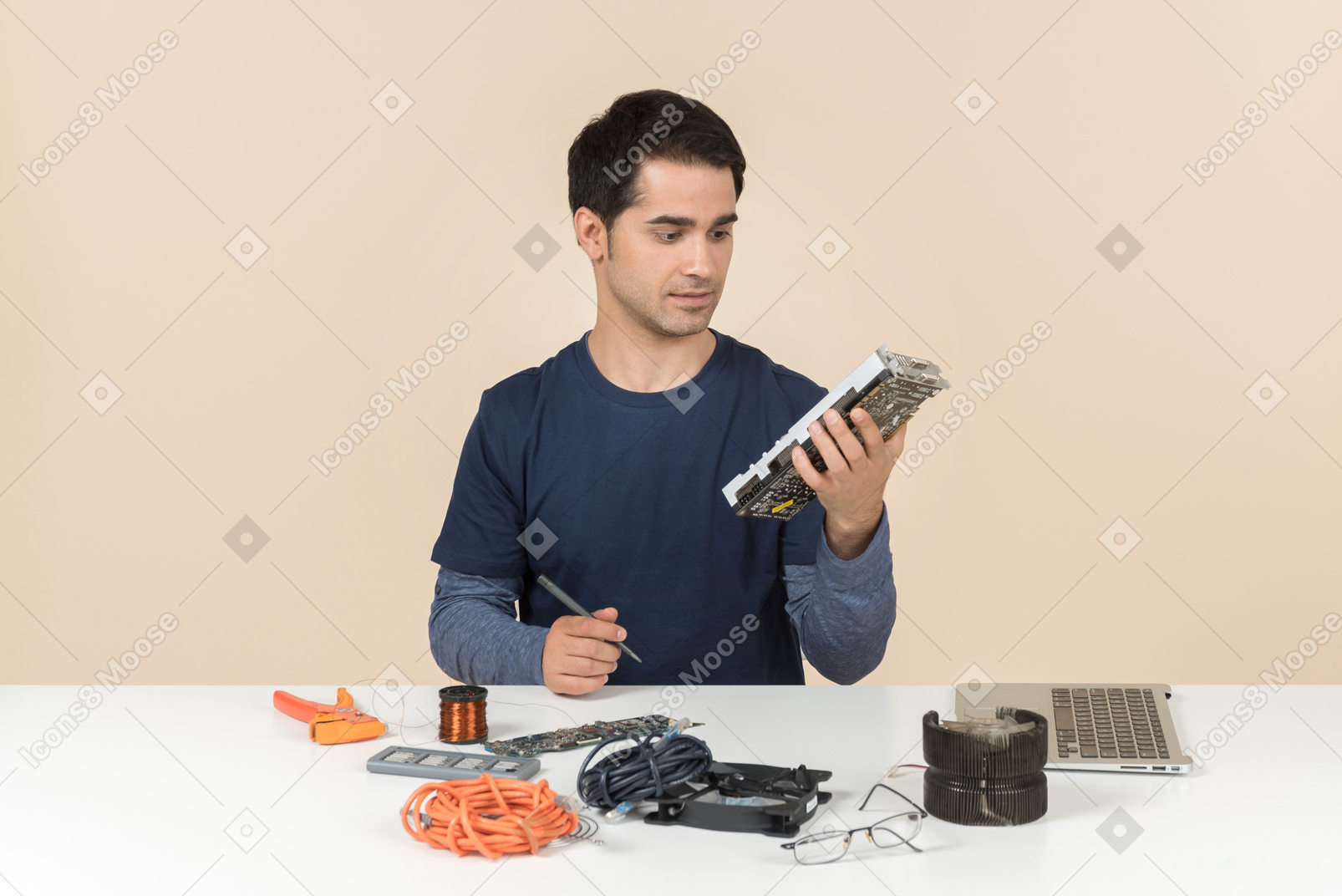 Um jovem em roupas casuais azuis, trabalhando com detalhes do computador