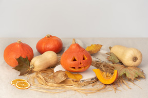 Citrouilles sculptées et feuilles jaunes