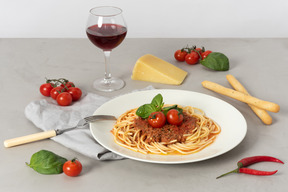 La pasta e il vino fanno una bella combinazione