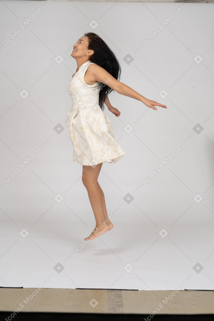 Frau im schönen kleid springen