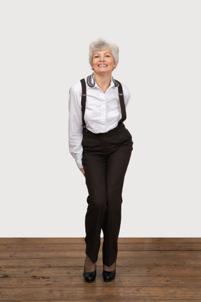 Mujer sonriente en ropa de oficina posando
