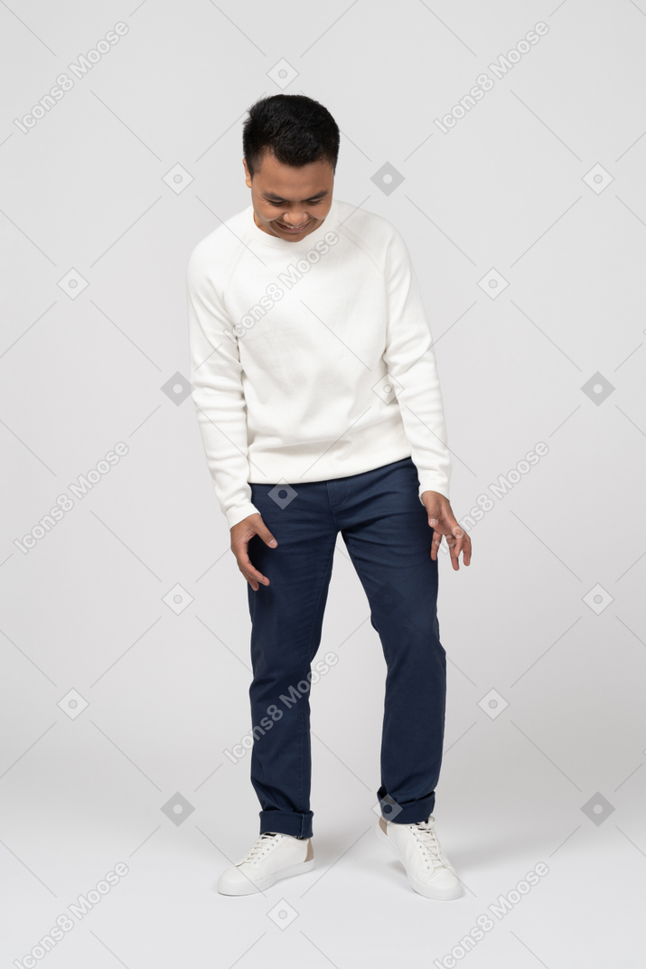 Homme en tenue décontractée debout