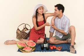 ピクニックを持っている若い異人種間のカップル