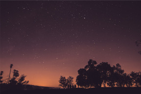 Estrellas en el espacio por la noche