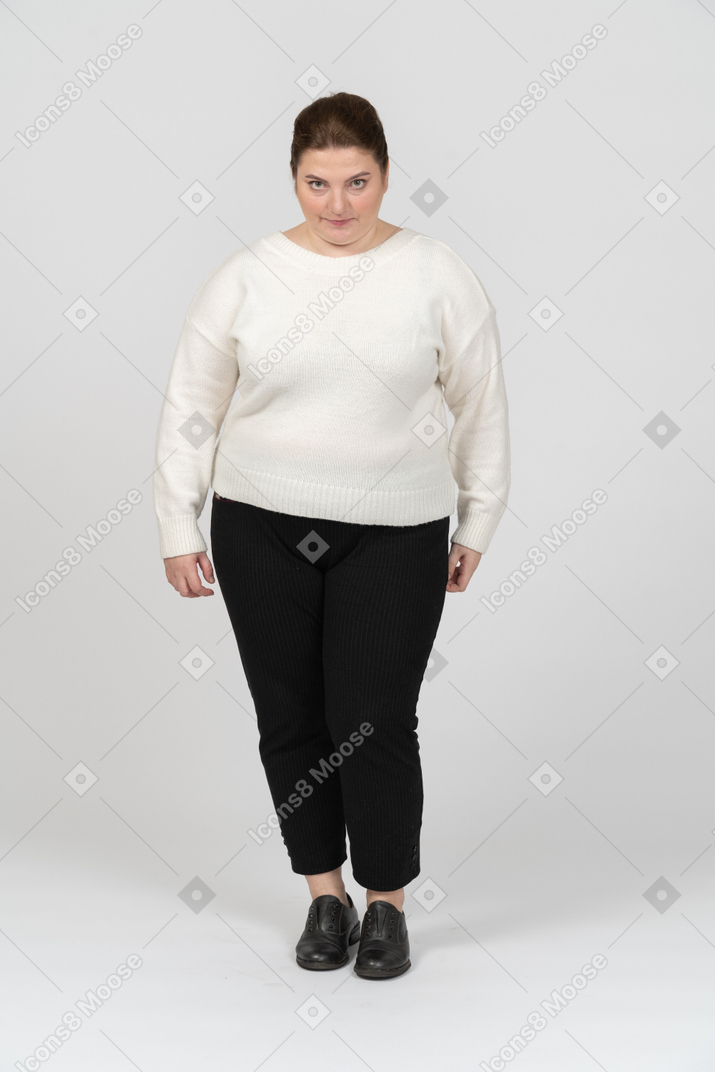 穿着白色毛衣的胖女人看着相机