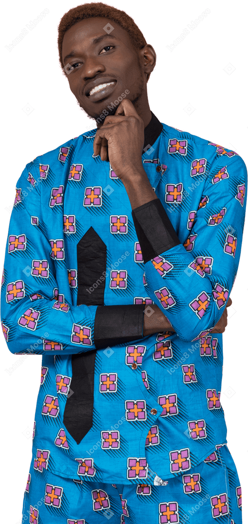 Hombre negro en pijama azul sonriendo