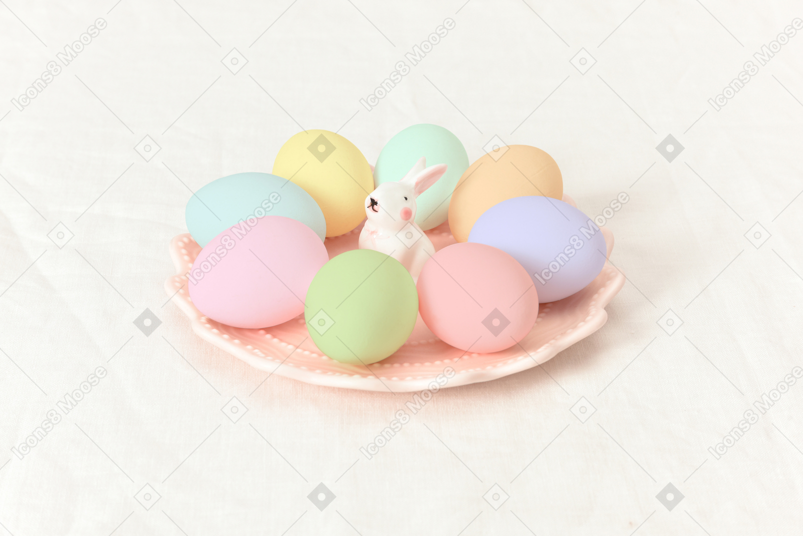 Тарелка с разноцветными пасхальными яйцами